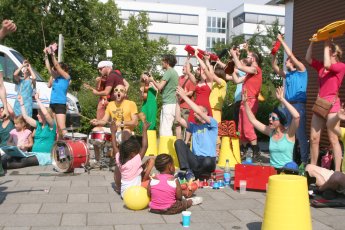 Ein bunter Haufen macht Musik mit ausgelassener Stimmung