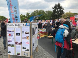 Der Stand von Hufeisern gegen Rechts auf dem Maifest des DBG