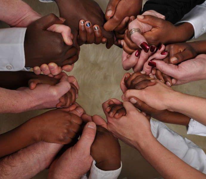 Hand in Hand als Zeichen von Zusammenhalt