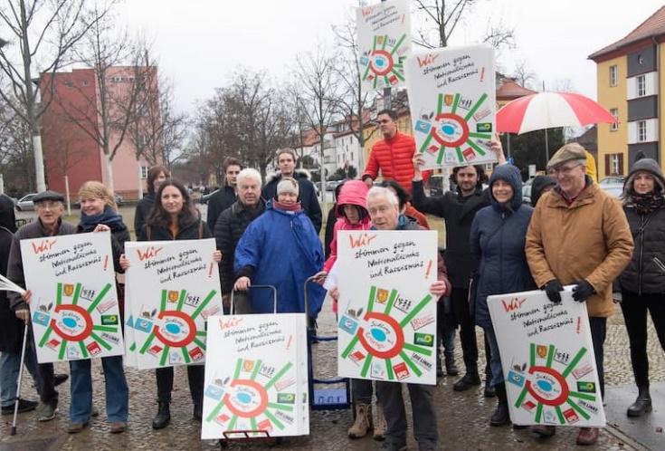 Die Aktiven zeigen die Plakate bevor diese plaziert werden.