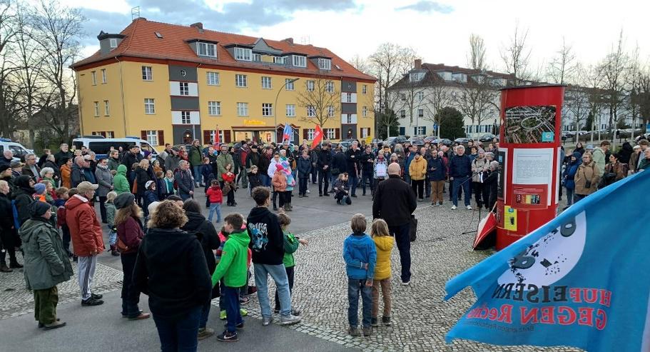 Foto der Kundgebung in der Hufeisensiedlung