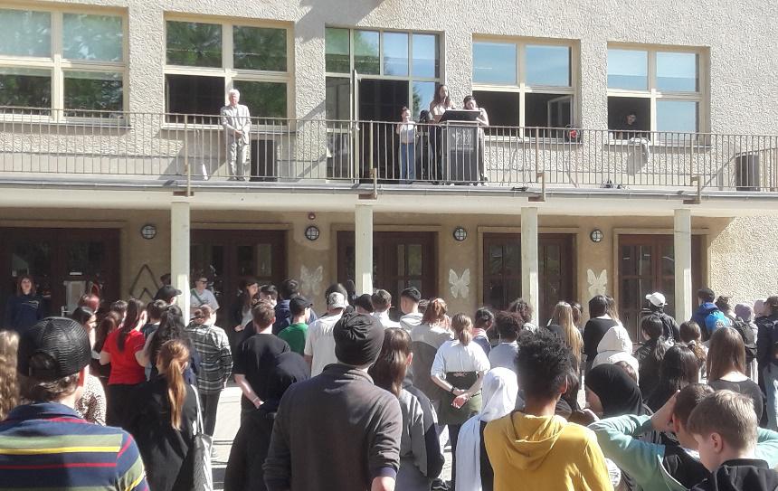 Ein Foto der Kundgebung auf dem Schulhof