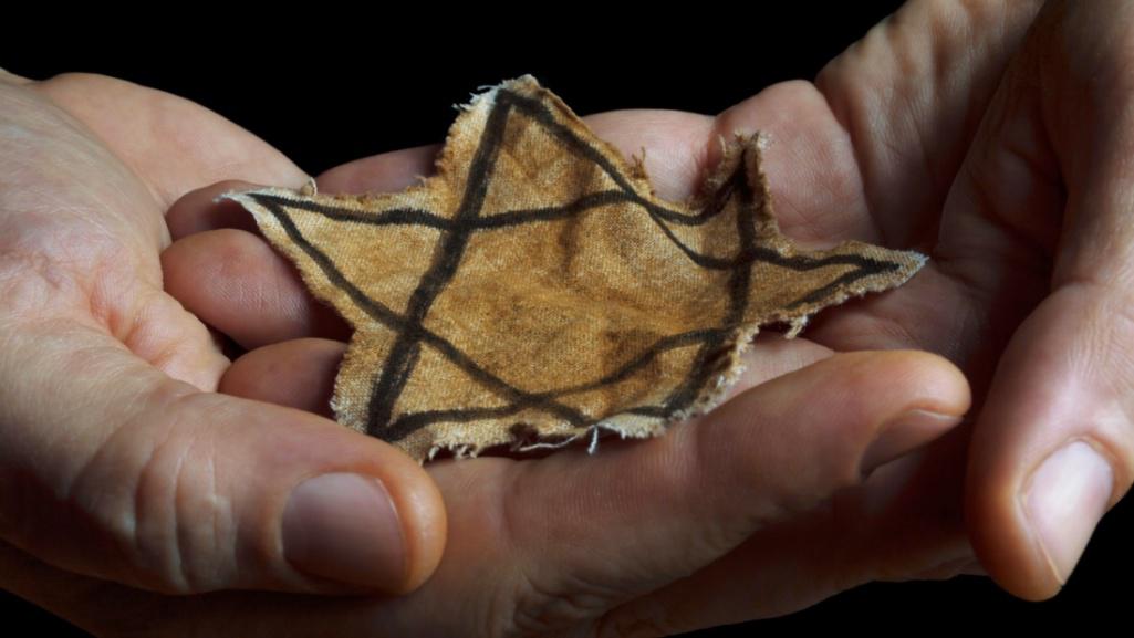 Ein Bild einer Handfl&auml;che, die einen Judenstern tr&auml;gt