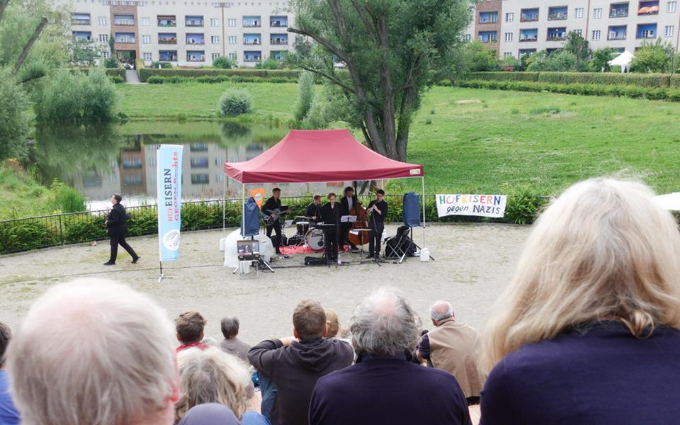 Der Singende Tresen spielt am Teich im Hufeisen auf