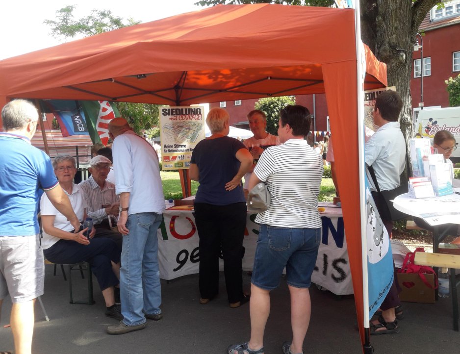 Besucher am Stand von Hufeisern gegen Rechts