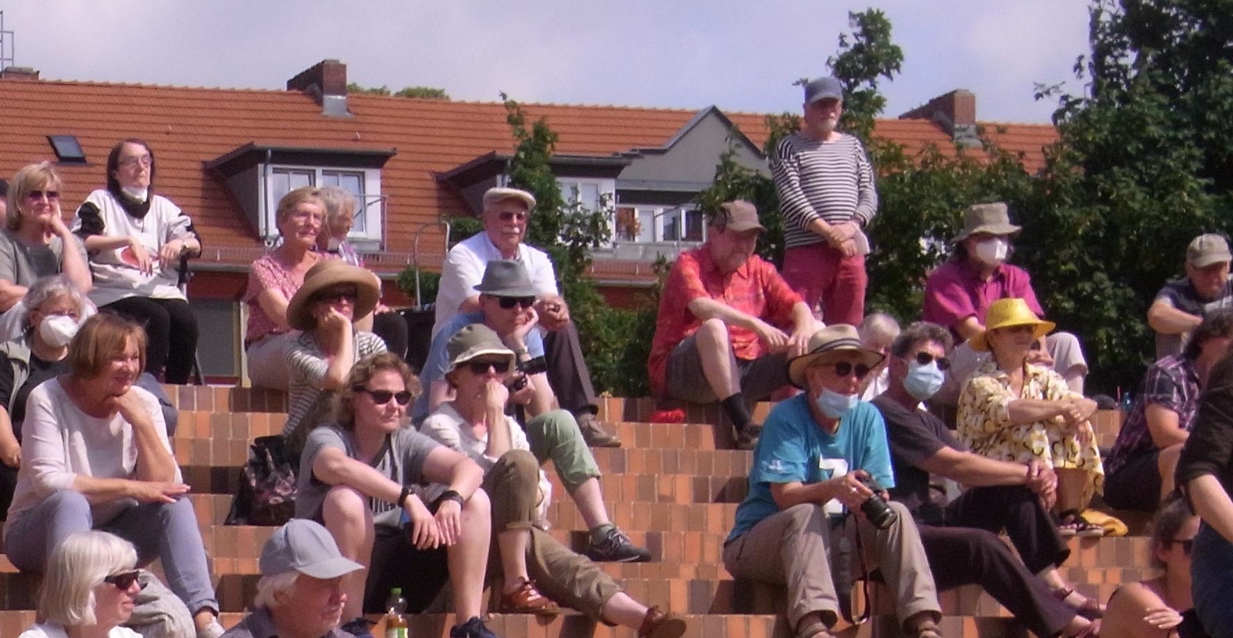 Publikum auf der Treppe am Hufeisen