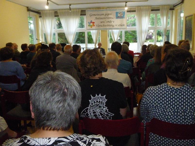 Ein Foto vom voll besetzten Zuschauerraum