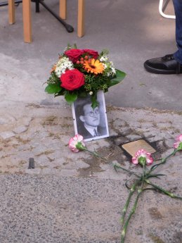 Der frisch verlegt Stolperstein für Georg Obst