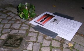 der Stolperstein fuer Georg Obst nach der Ehrung