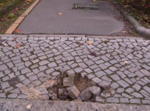 Foto einer Stolpersteinlücke im Pflaster