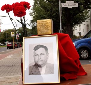 Foto von Stolperstein und Wienand Kaasch vor der Verlegung