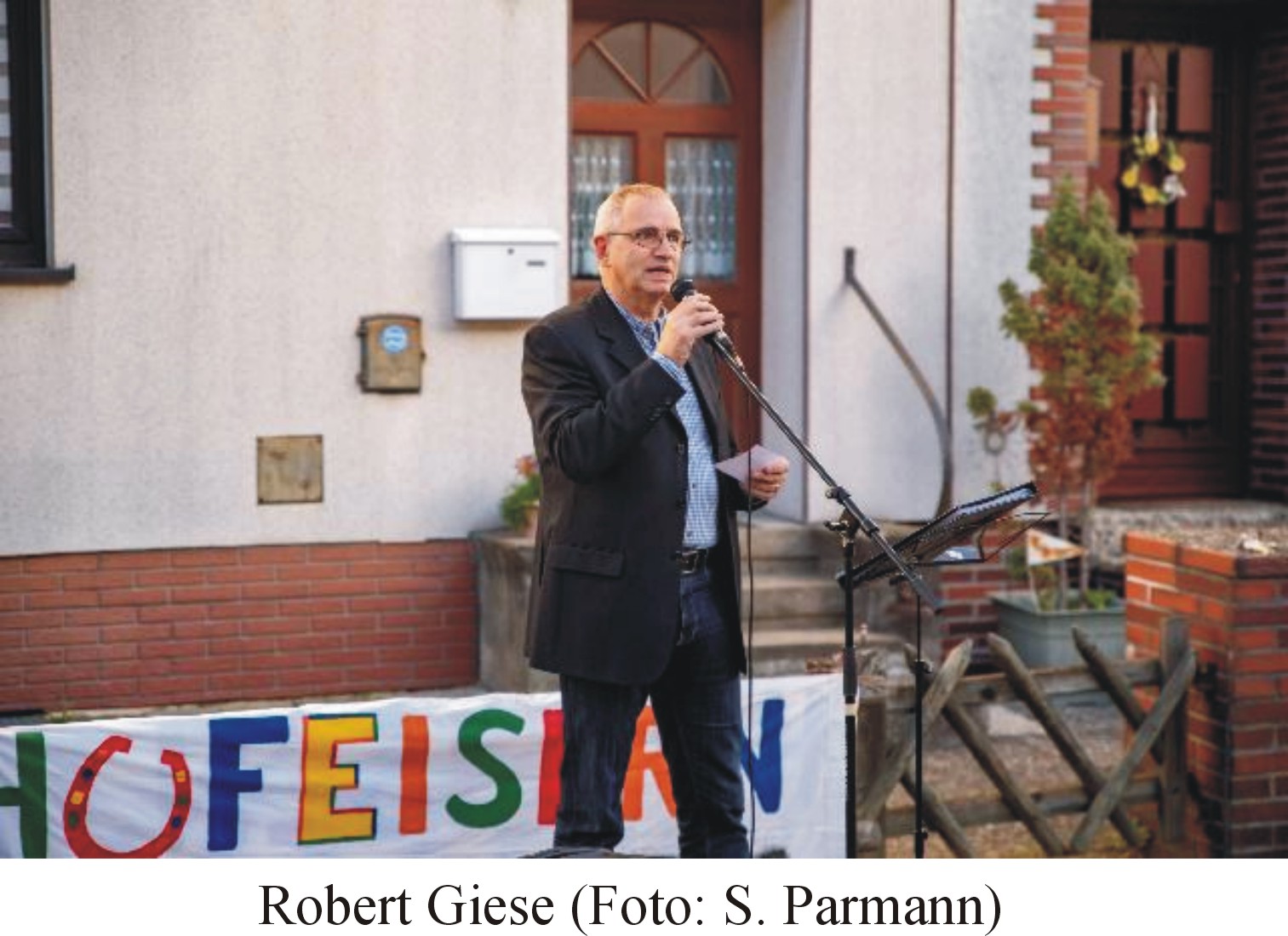 der Leiter der Fritz-Karsen-Schule Robert Giese hält eine Rede
